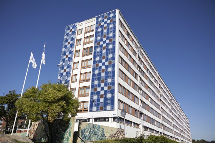 Modern solcellsfasad i Biskopsgården. Foto: Niklas Maupoix