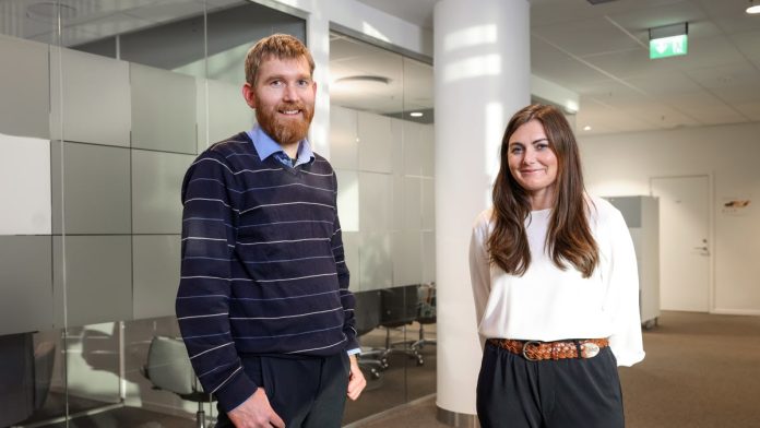 Bring investerar i den norska startupen Sharefox. På bilden: Åsgeir Helland, CEO på Sharefox och Anett Berger Sørli, investment director på Bring