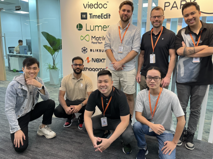Sittande från vänster: Tuan Ta, Majid Abdul, Tuan Nguyen, Thanh Dang. Stående från vänster: Kalle Puman, Robert Grannerud, Duc Nguyen.