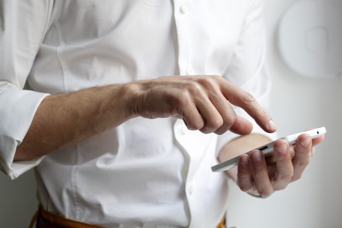 Att betala mobilräkningen prioriteras högt trots kraftigt ökad kostnadsbörda.