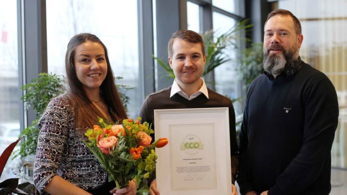 Bravida med diplomet som talar om att företaget utsetts till vinnare av InExchange miljöpris för 2022. Priset togs emot av Yasmina Guldlöv och Kristoffer Hagberg och delades ut av Per Löfving (längst till höger).
