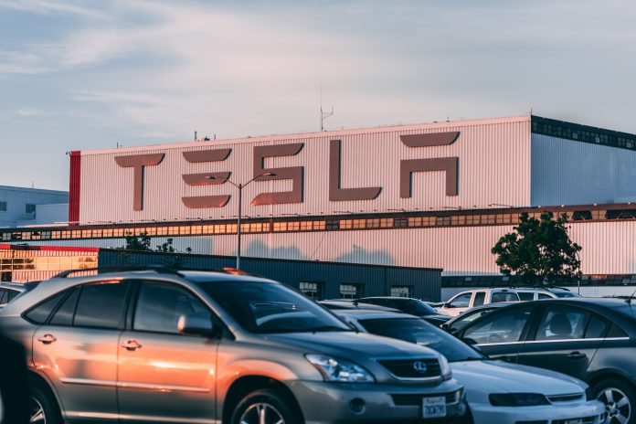 Tesla återkallar nära 363 000 bilar pga säkerhetsrisker
